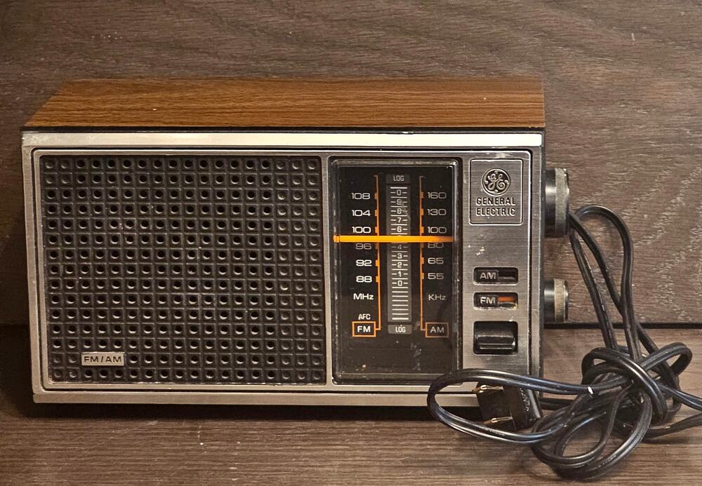 VTG GE General Electric AM FM Radio Model 7-4115B Wood Grain Tested WORKS